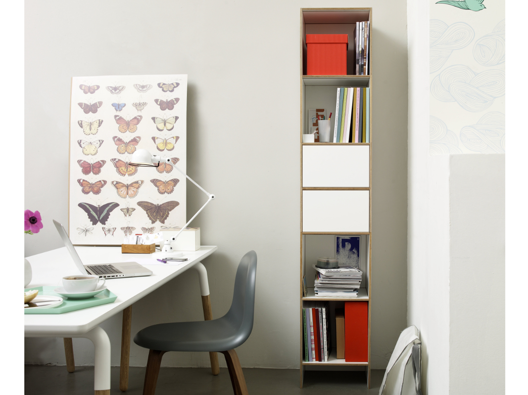 Schmales Büroregal mit Tip-On Schubladen und viel Platz für Aktenordner und Büroartikel