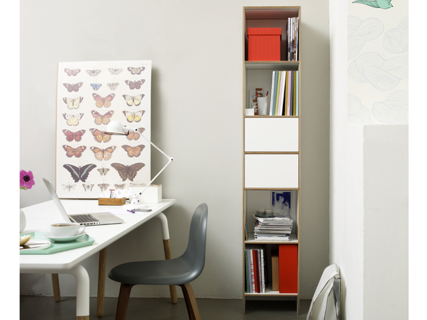 Schmales Büroregal mit Tip-On Schubladen und viel Platz für Aktenordner und Büroartikel