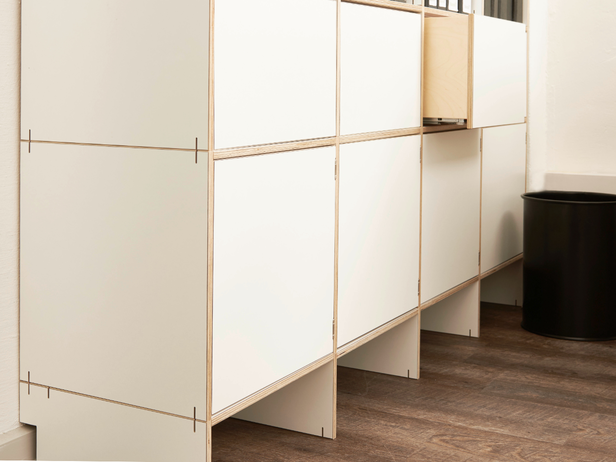 Modulare, erweiterbare und umbaubare Regalsysteme aus Birke für das Büro und Zuhause