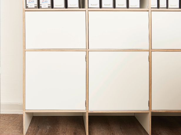 Im Bauhausstil, sehr funktional und langlebig, im minimalistischen Design und hochwertigen Materialien