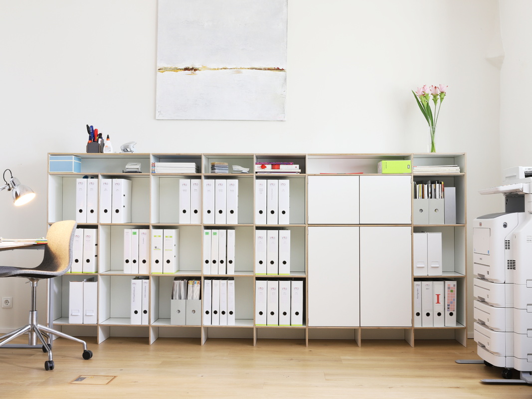 Büroregal aus Holz für viele Aktenordner
