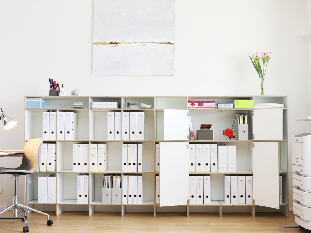 Büroregal aus Holz für mit Tip-On Türen