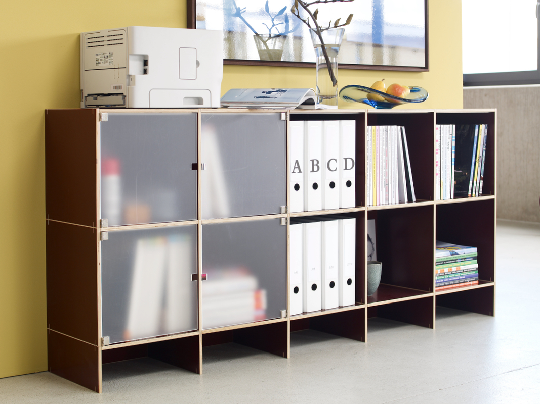 Auberginen farbiges Büroregal mit Türen aus Plexiglas.