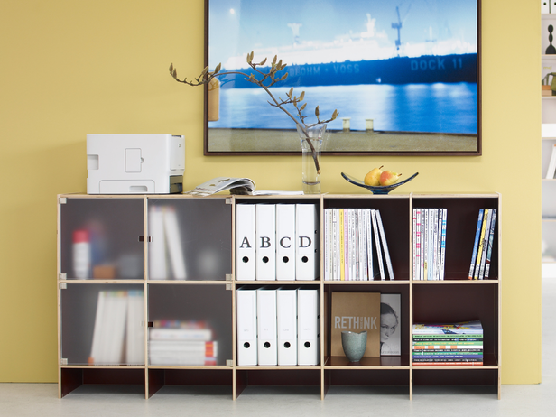 Individuell konfigurierbares Büroregal mit Türen aus Plexiglas oder Birkenholz