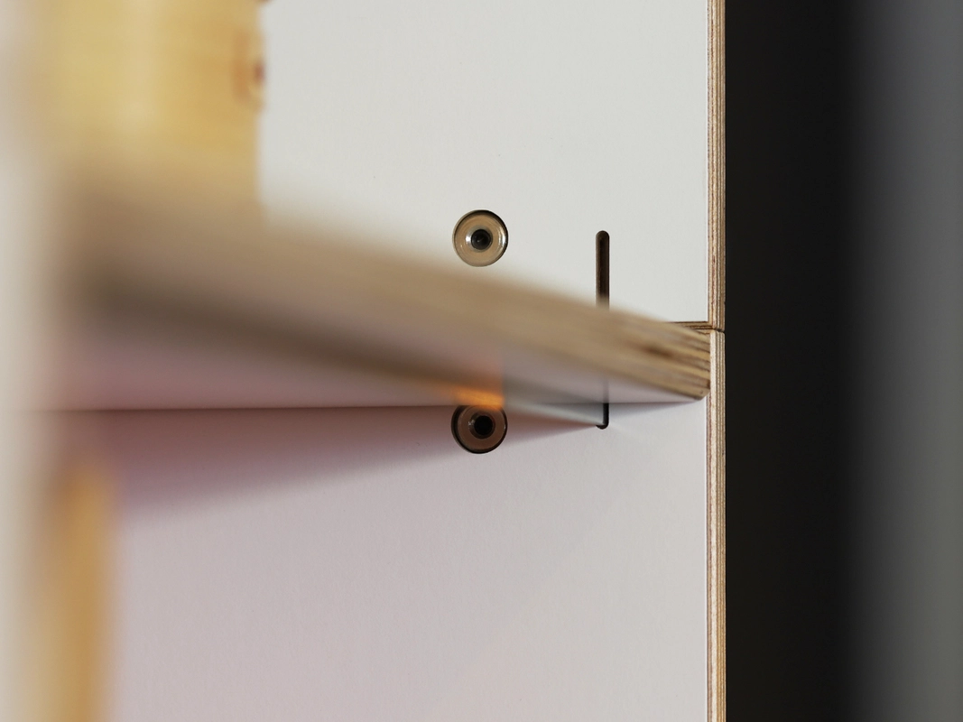 Individuell konfigurierbar, gesteckt und verschraubt ist das Hängeregal Potsdam extrem belastbar