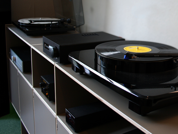 HiFi Regal in der Farbe Schlamm in unserem online Konfigurator individuell konfigurierbar