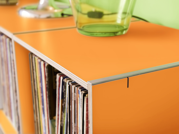 2000 Schallplatten locker verstaut im LP-Regal München