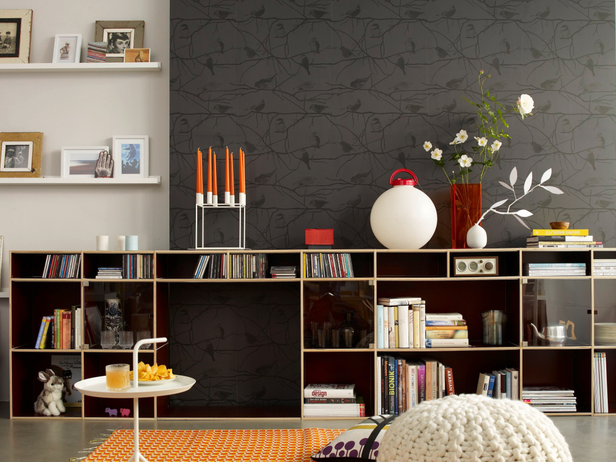 Ein Sideboard mit Vitrinentüren aus klarem Plexiglas