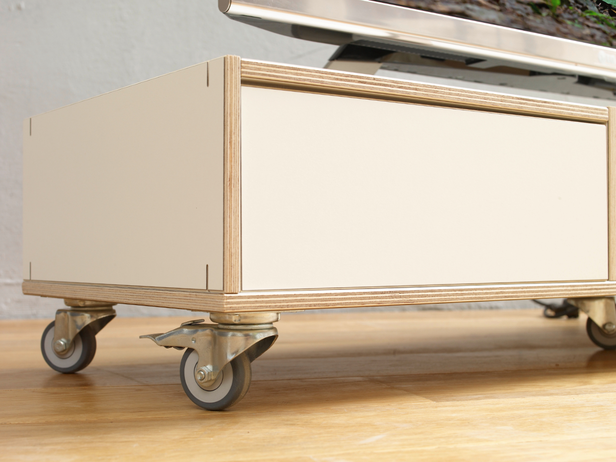 Individuell konfigurierbares TV-Board aus Birke mit Schubladen und Kabeldurchlass